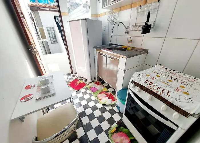 Kitnet Aconchegante com Varanda e Cozinha